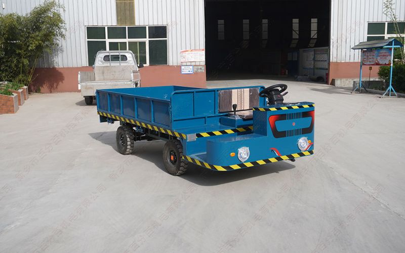 工廠運(yùn)輸電動平板車是一種方便環(huán)保的運(yùn)輸工具