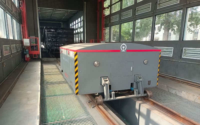 鋼鐵巨龍，縱橫無界：公鐵兩用軌道牽引車的非凡使命